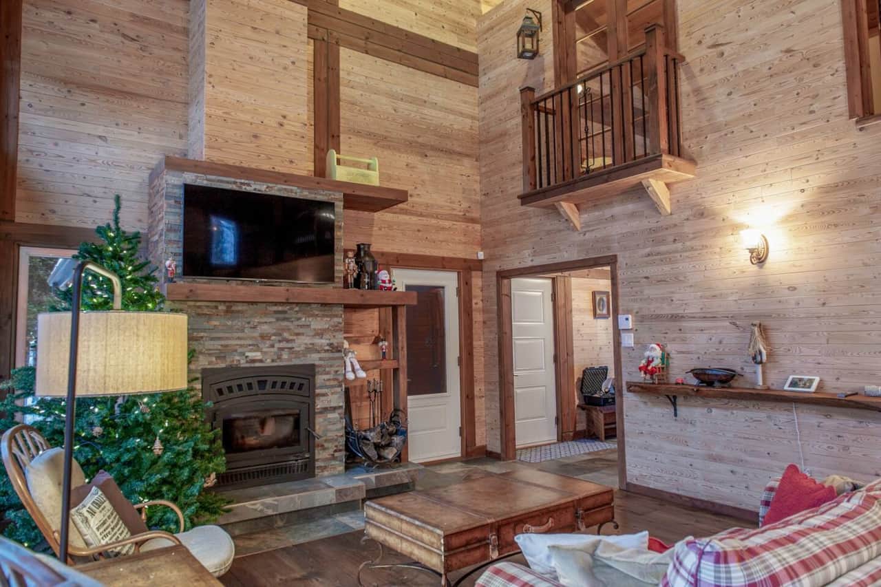 Salon avec foyer au bois