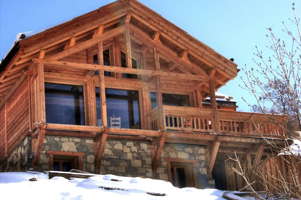 La façade ouest du chalet, face aux pistes de ski et à la montagne. La façade ouest du chalet, face aux pistes de ski et à la montagne.