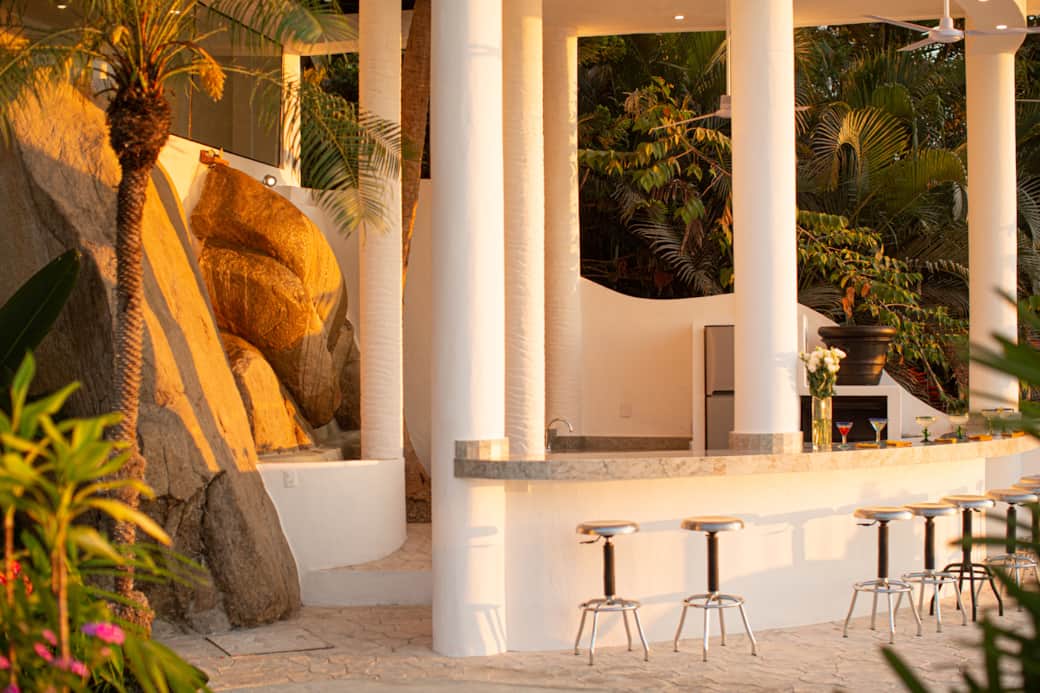 Pool bar, resort-style bar (new in 2021)