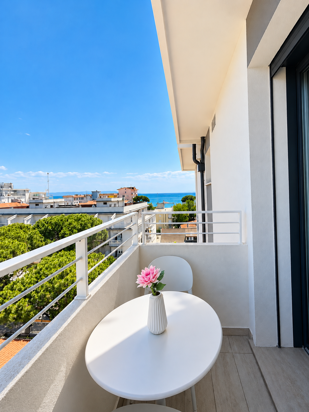 Balcone moderno con fiore rosa sul mare