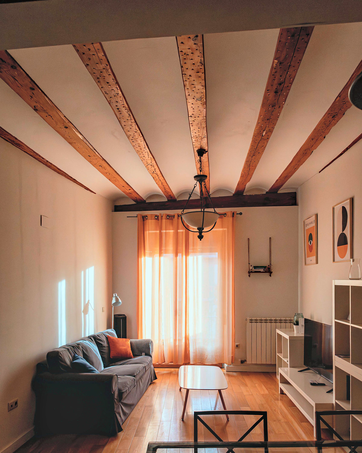 Salón con vigas de madera y balcón