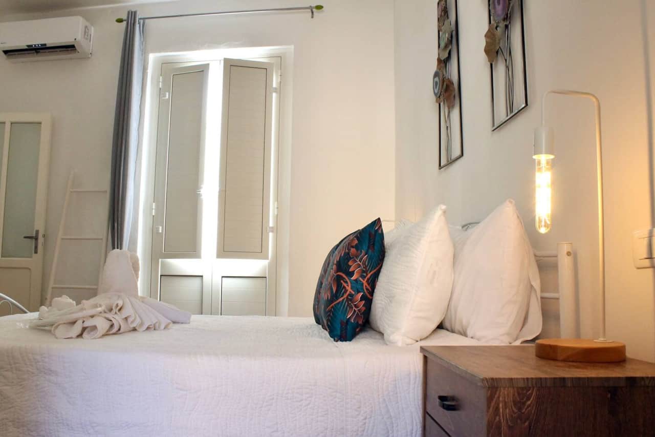 To create a more intimate atmosphere during the evening, use elegant reading lamps.