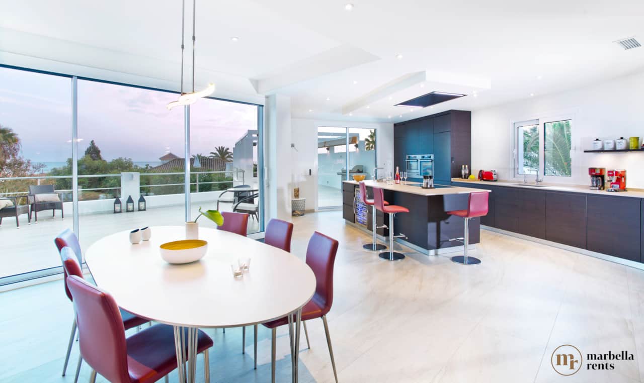 Fully equipped kitchen with breakfast bar.