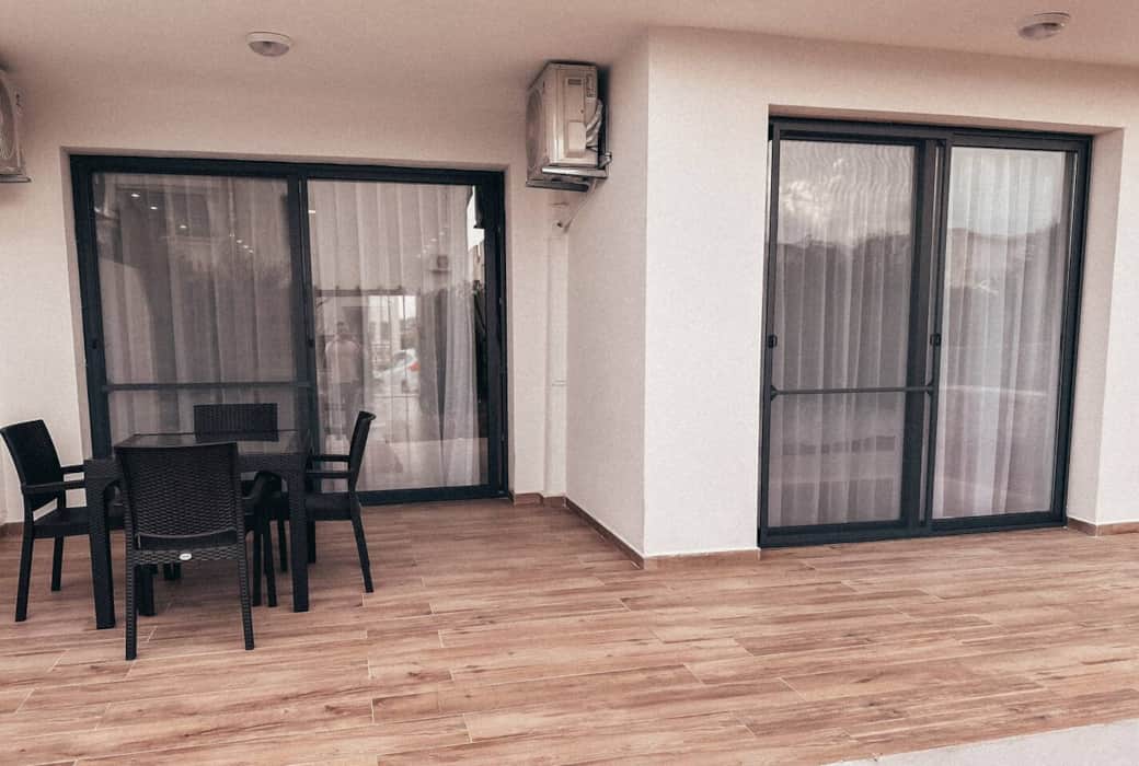 Die Terrasse mit Sitzgelegenheiten