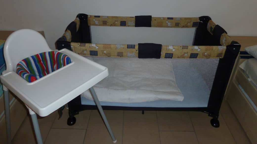 Kinderbett und Hochstuhl Kinderbett und Hochstuhl