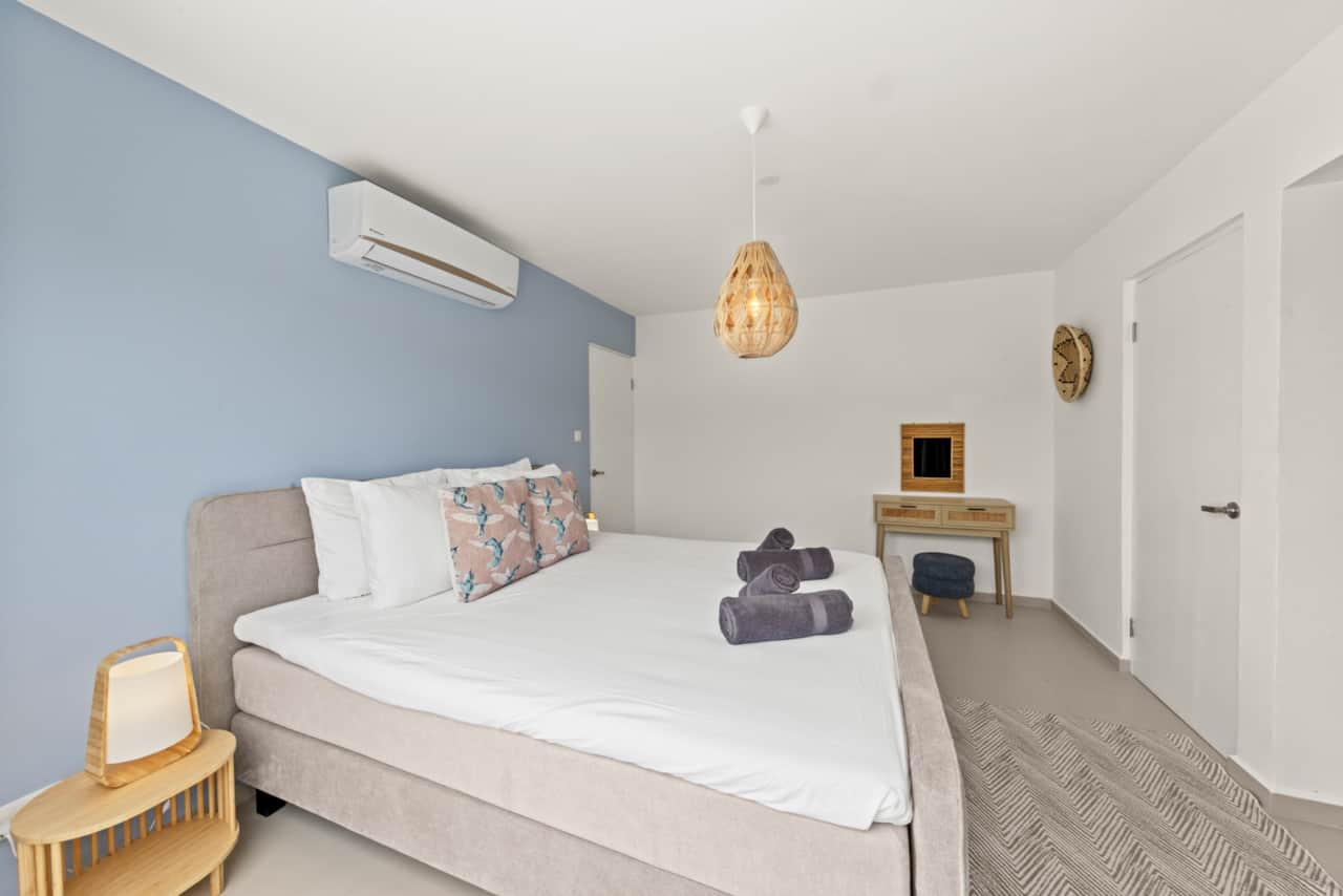 Master slaapkamer met inloopkast en master badkamer