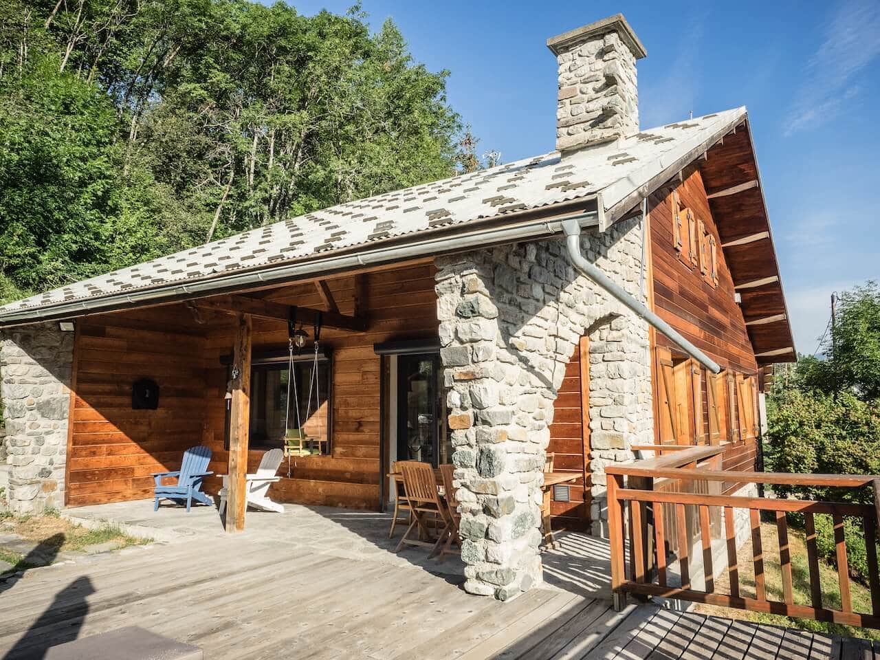Grande terrasse du Chalet Mont Milo en été, Serre Chevalier Vallée