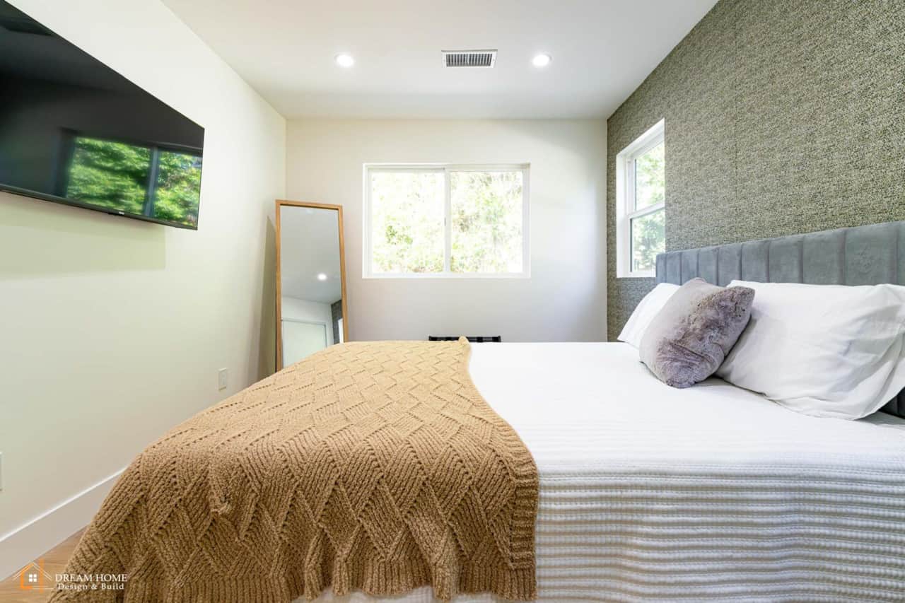 Queen Bed + TV