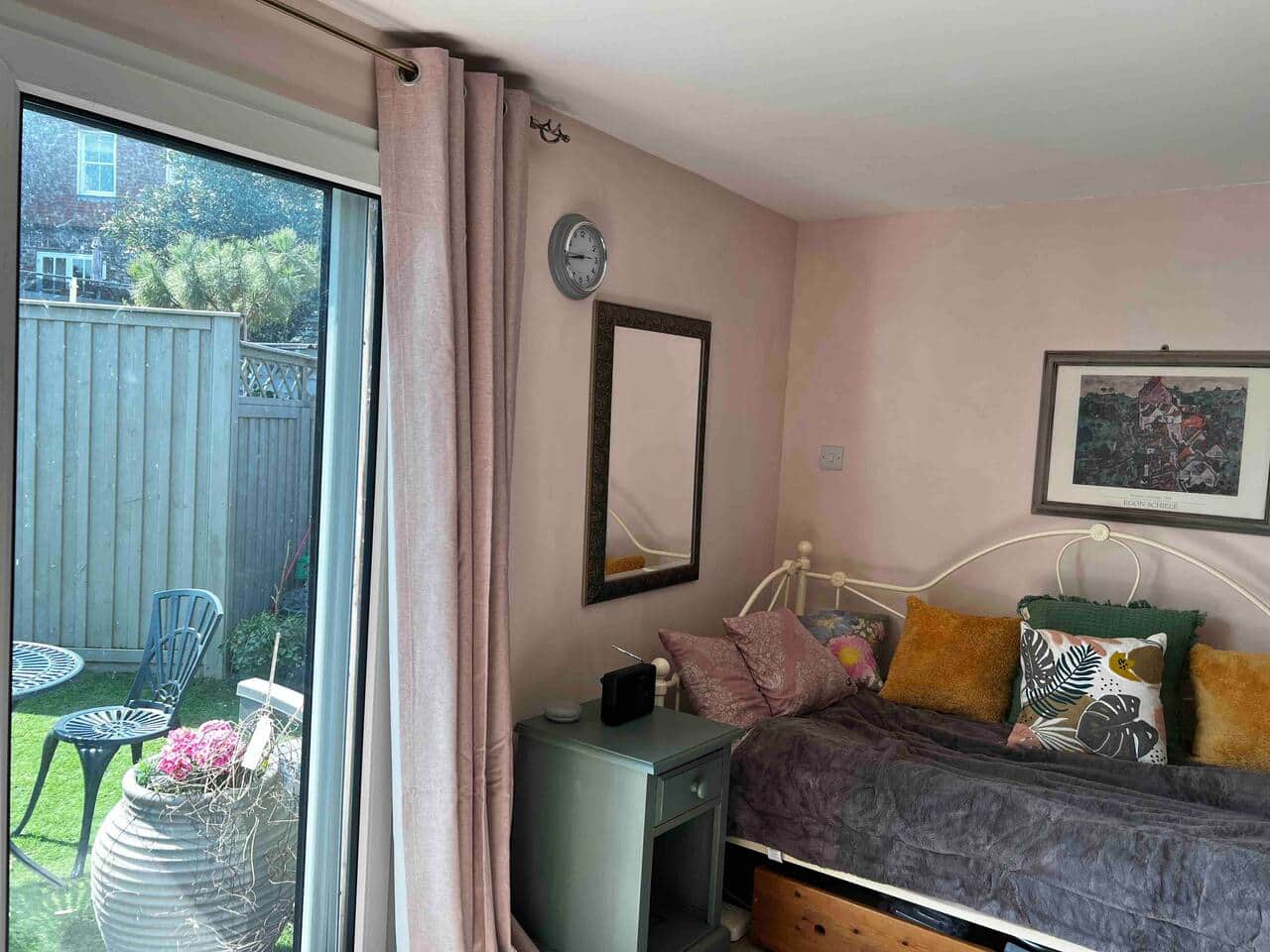 Matching single day bed
