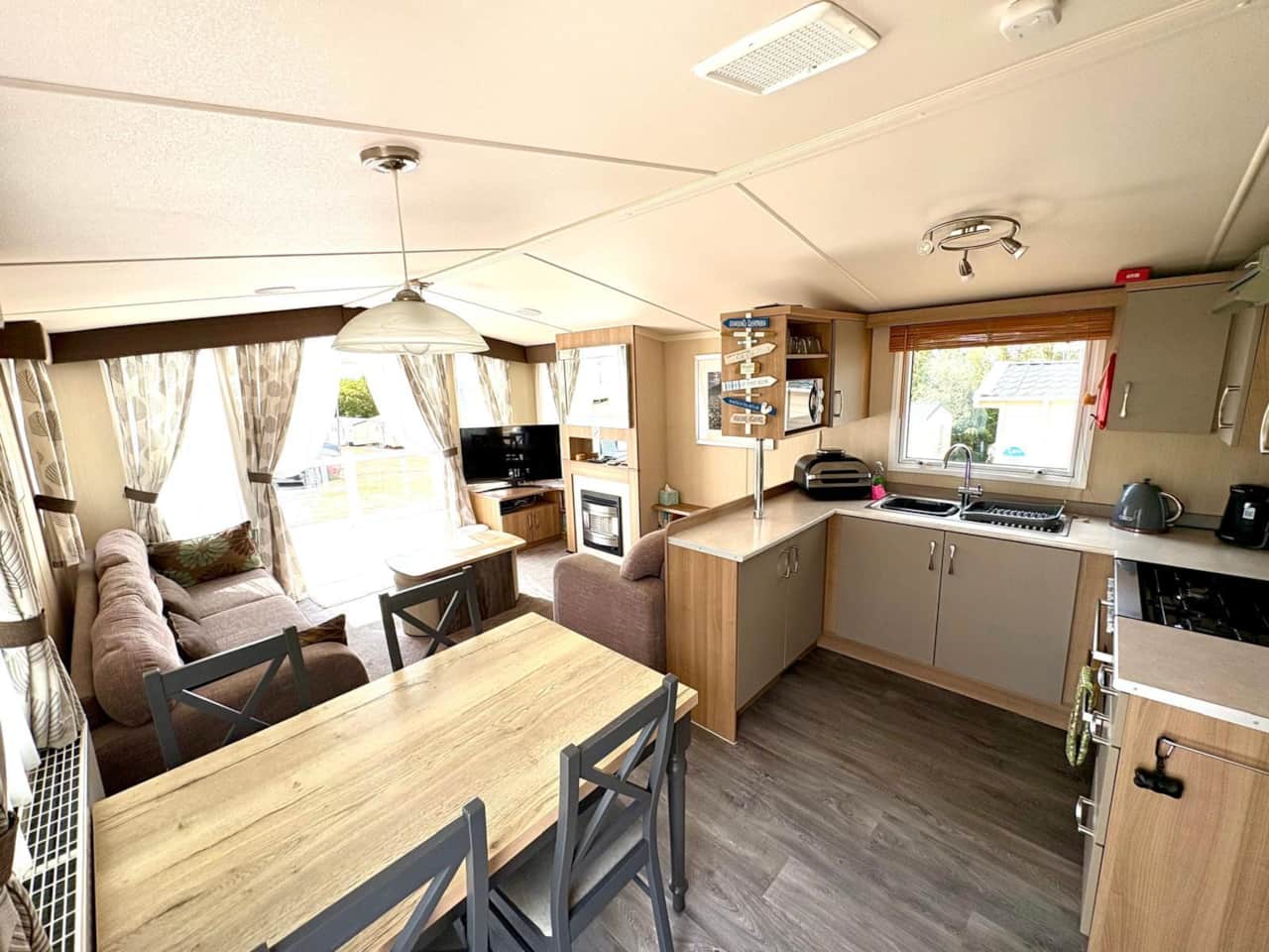 Kitchen / lounge