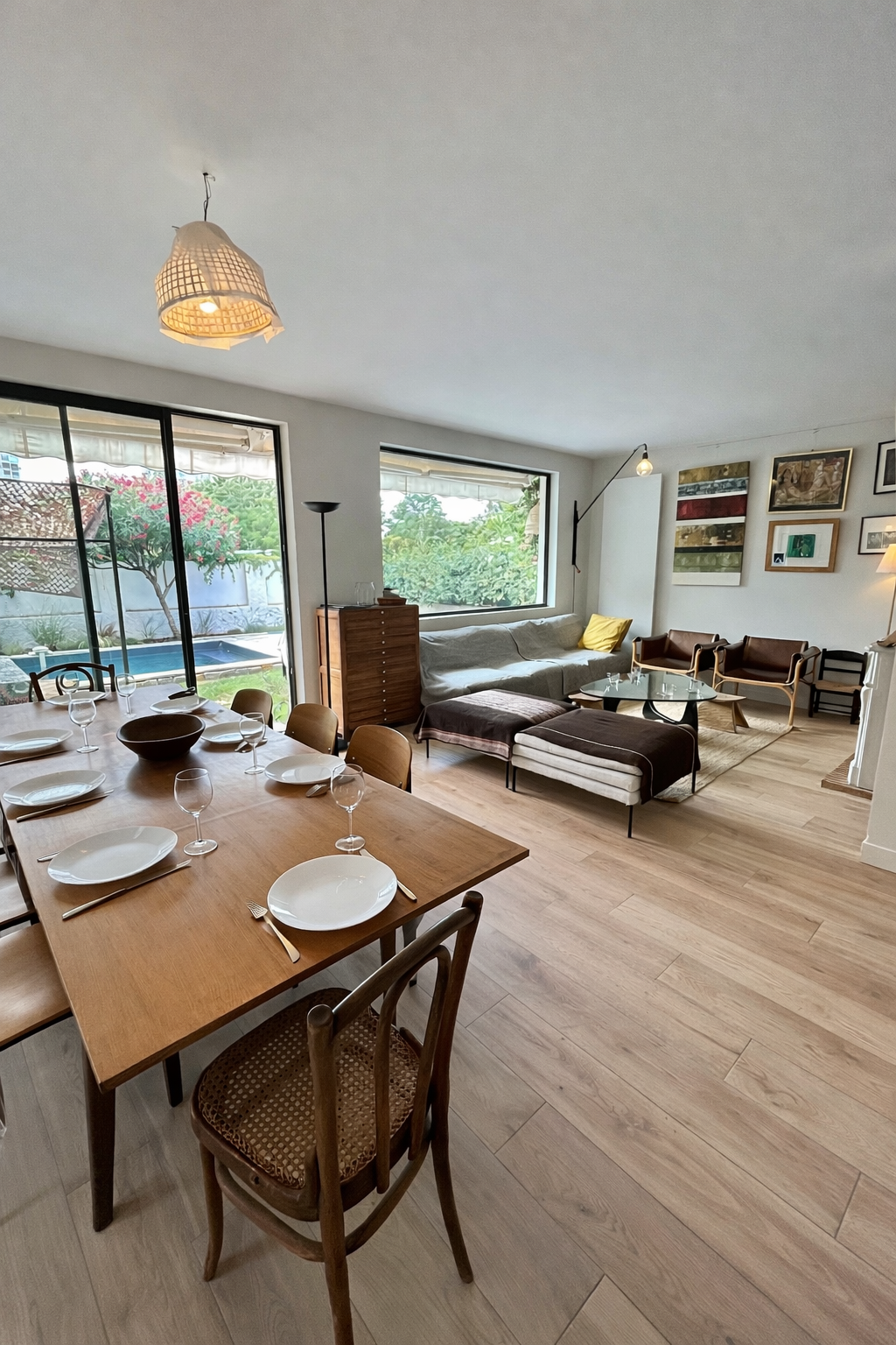 salon, table à manger, TV, ventilateur, canapé, chaises, fauteuils
