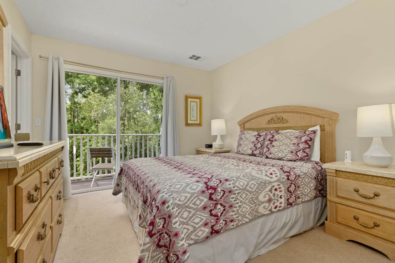 Master bedroom with Queen size bed - Disney Cove