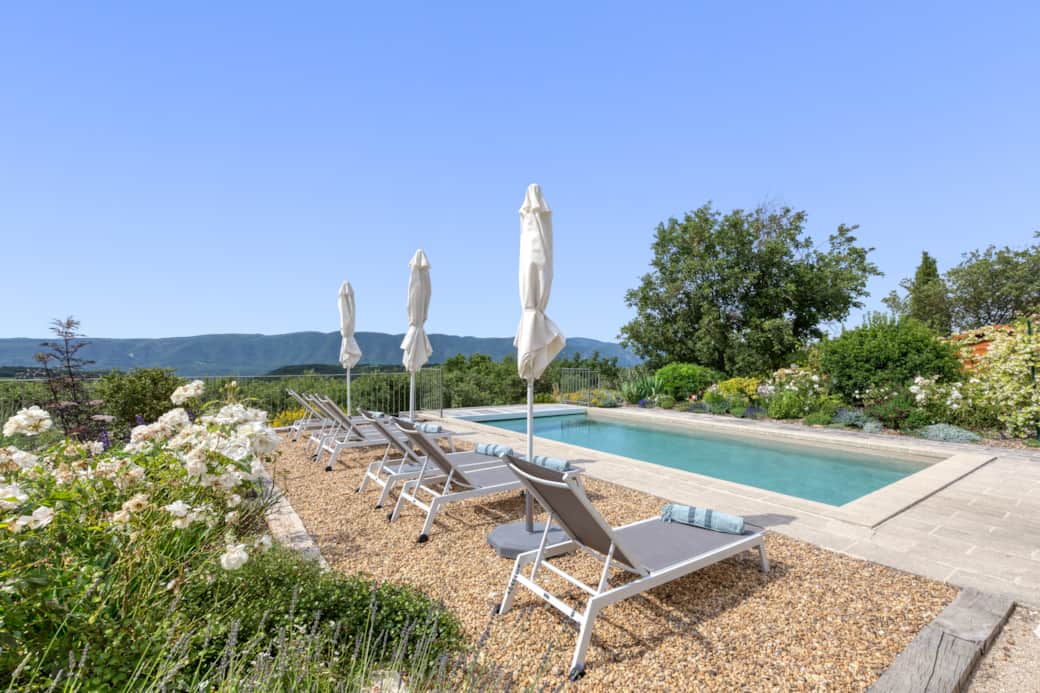 Espace piscine avec vue panoramique sur le Luberon