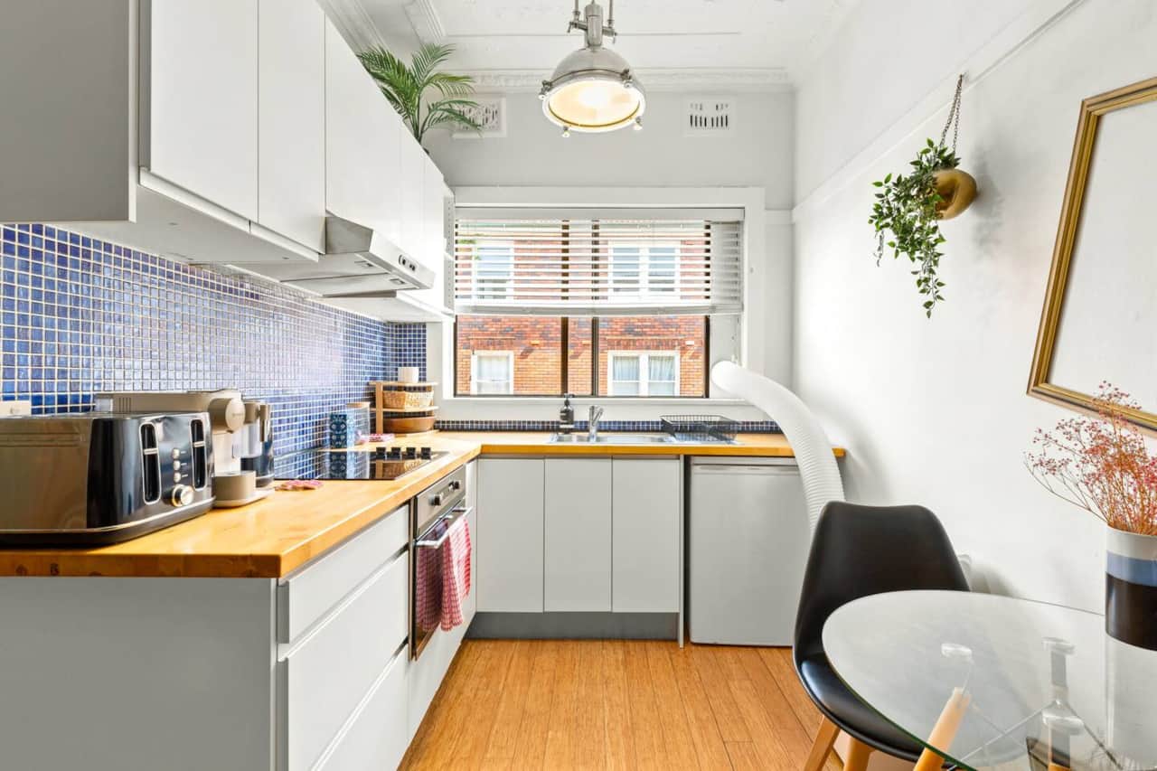 Well equipped kitchen with oven (microwave), toaster/kettle, nespresso machine, fridge and all the kitchen ustensils needed