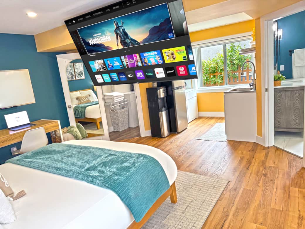 Spacious Studio With Smart TV, Kitchenette, and Ensuite Bathroom