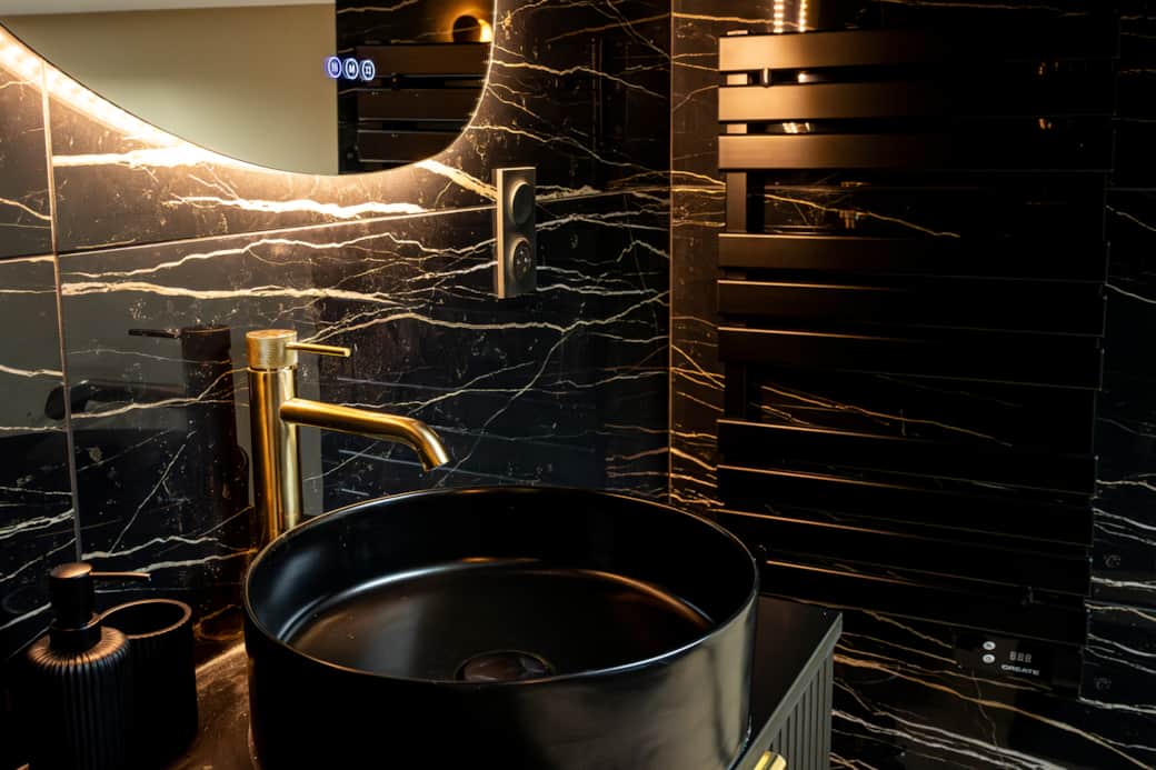 Salle de bain noir Love room - Le Mans