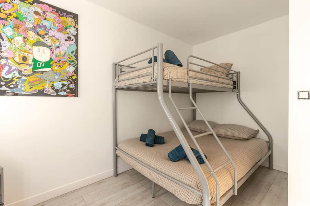 Deuxième chambre avec lits superposés (3 couchages) et décoration moderne, parfaite pour les famille Deuxième chambre avec lits superposés (3 couchages) et décoration moderne, parfaite pour les famille