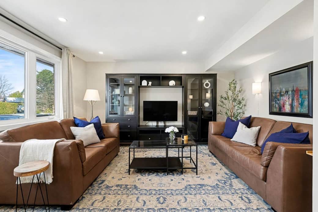 Relax in this cozy living room, styled in calming browns, greys and blues. Enjoy the comfy pleather couches and a 42" smart TV. Perfect hangout before exploring Ottawa or starting a day at work.