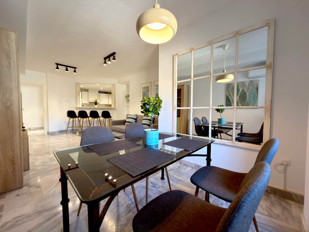Living room ALCAZABA Málaga City Apartment HOMINGBOOK