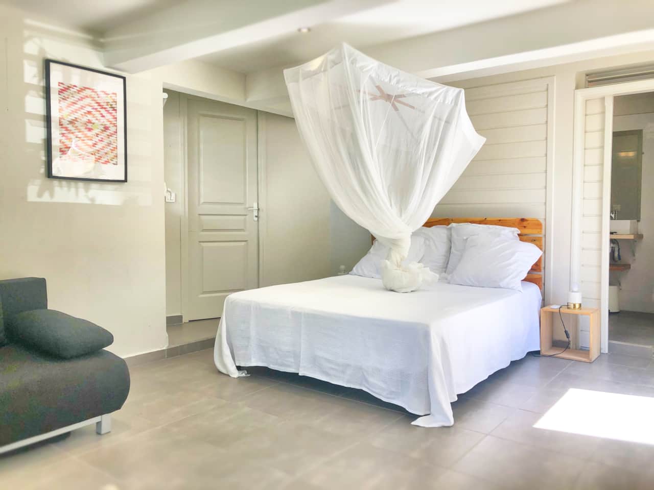 La chambre avec un lit de 160 et moustiquaire