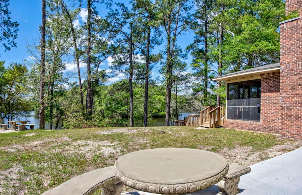 PicNic Table and Yard View PicNic Table and Yard View