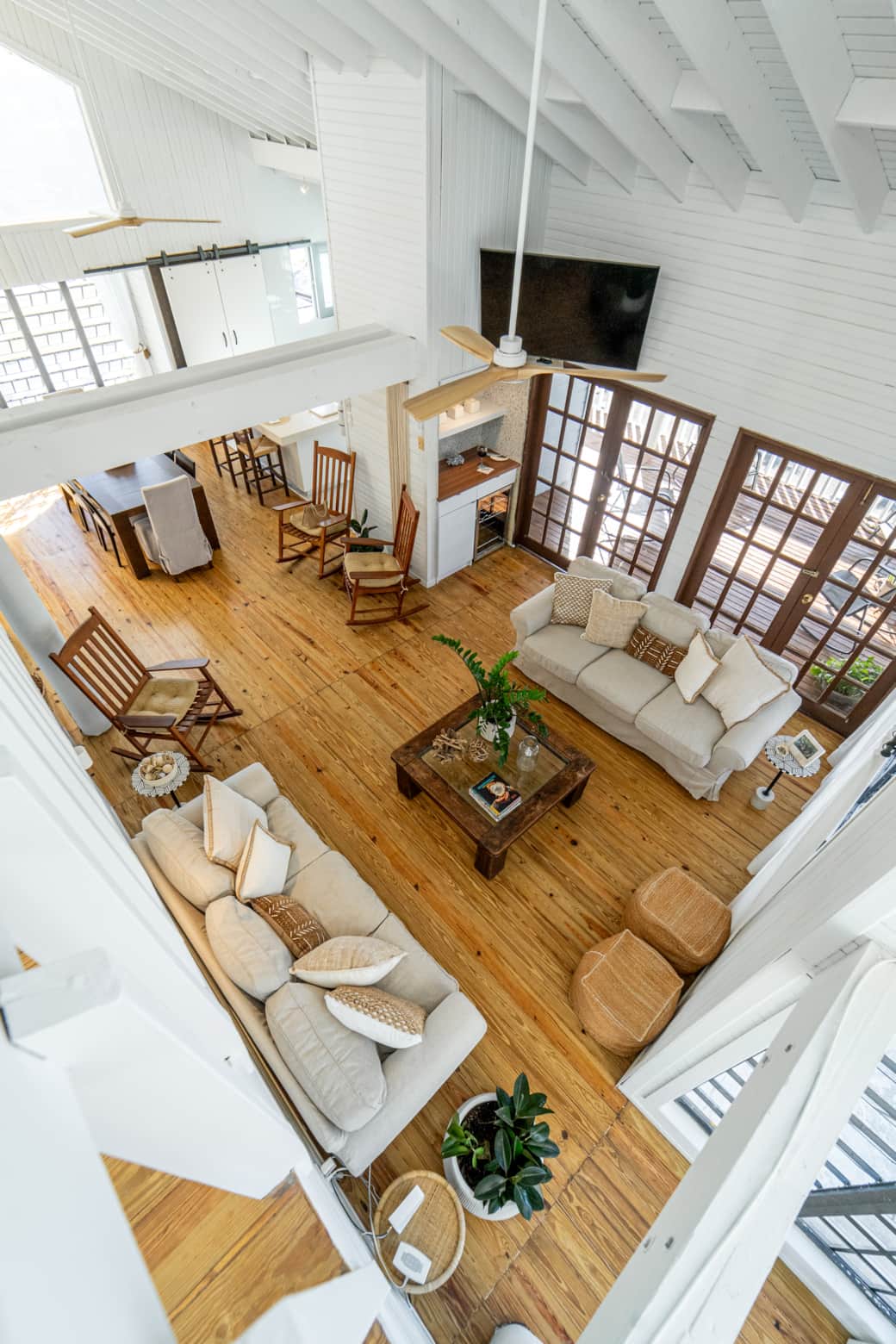 Spacious Caribbean beach chalet–style living area designed for gathering with family and friends. Spacious Caribbean beach chalet–style living area designed for gathering with family and friends.