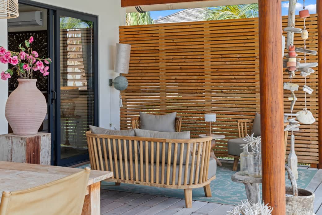 Relaxation area to the right of the villa