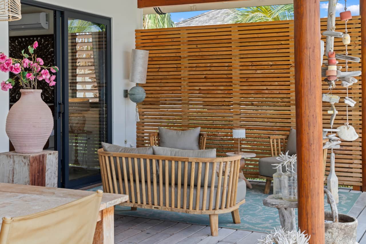 Relaxation area to the right of the villa