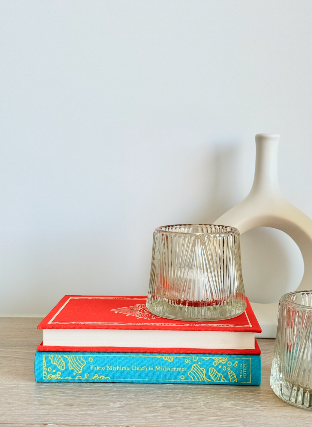 Voor onze boekenliefhebbers hebben we twee nieuwe Engelstalige boeken Voor onze boekenliefhebbers hebben we twee nieuwe Engelstalige boeken