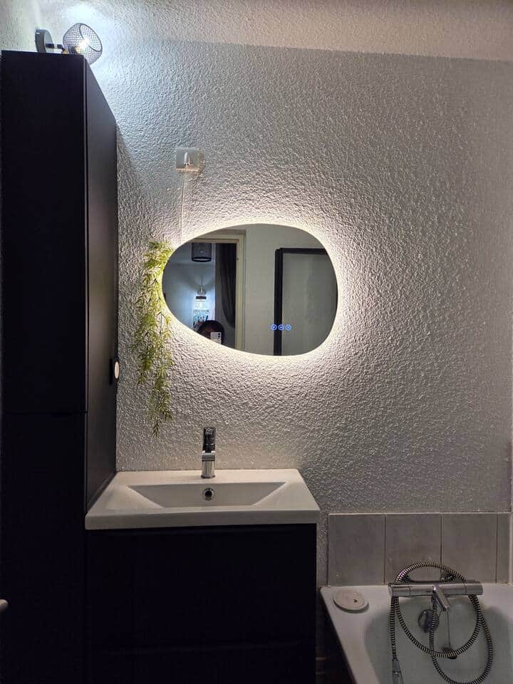 Salle de bain avec nombreux rangements