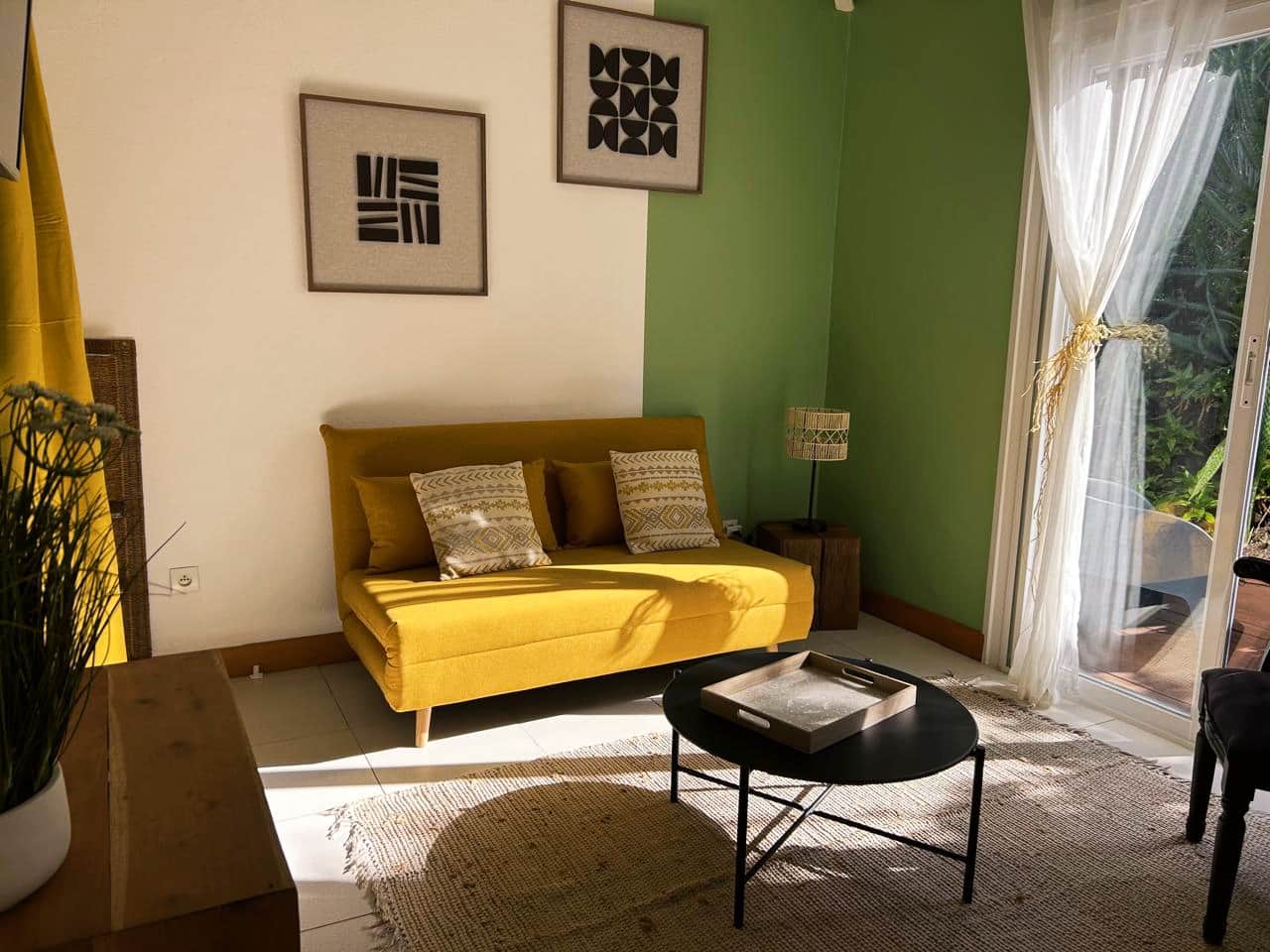 Le salon avec un canapé lit pour une personne