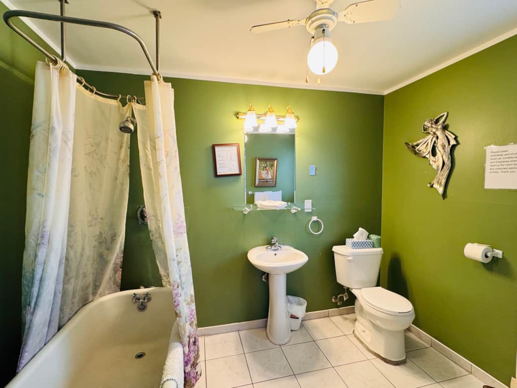 Chestnut Rose Room Bathroom