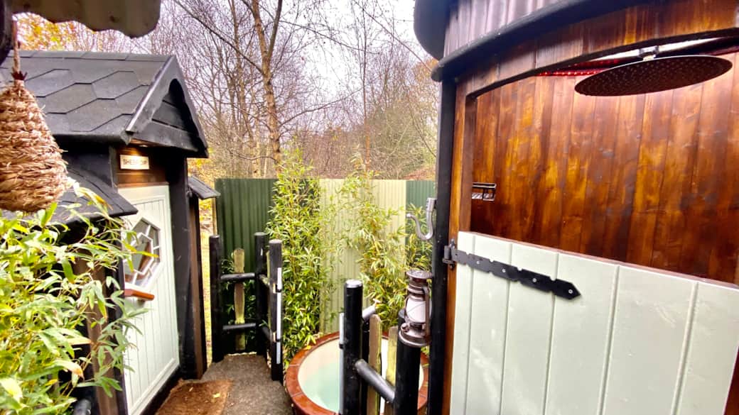 Sheep retreat hot tub glamping holidays near london (1) Sheep retreat hot tub glamping holidays near london (1)