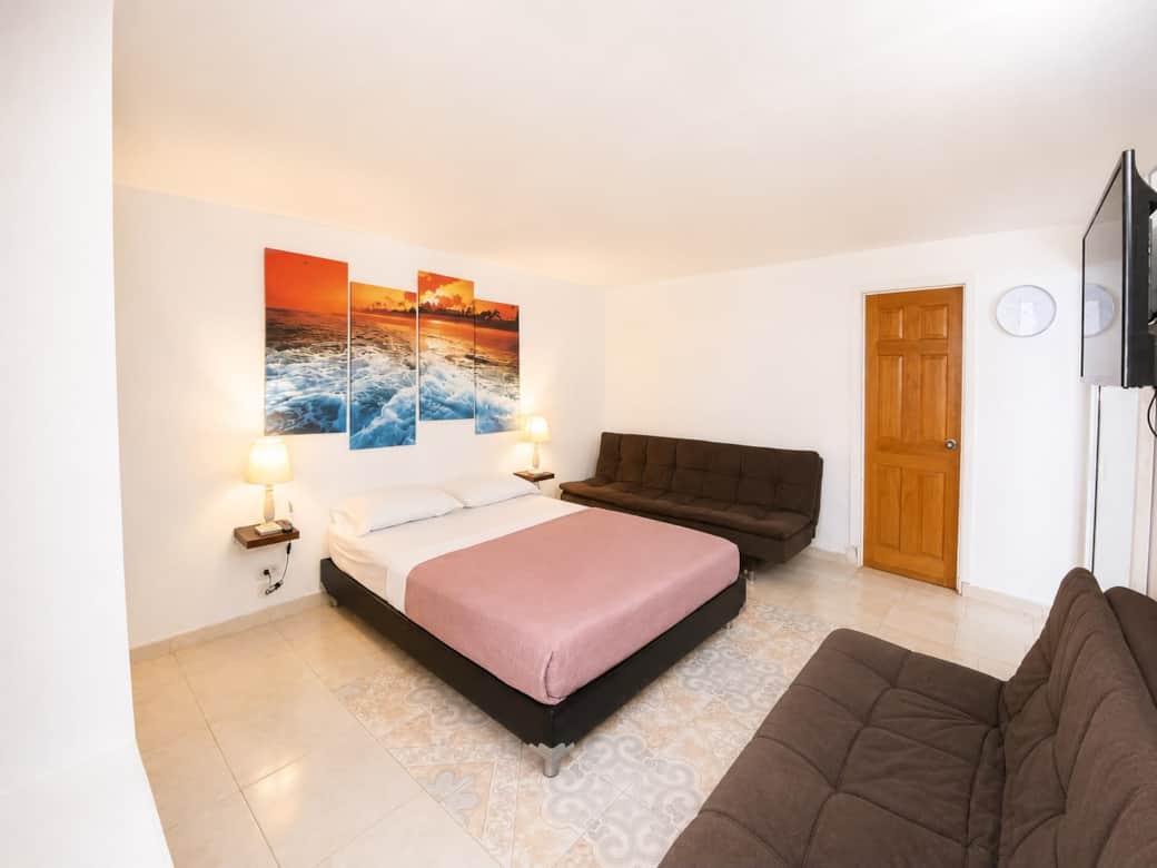 Habitación # 1 con cama doble y dos sofás camas
