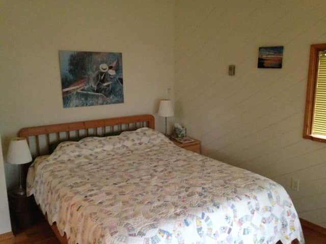 Bedroom with Queen bed