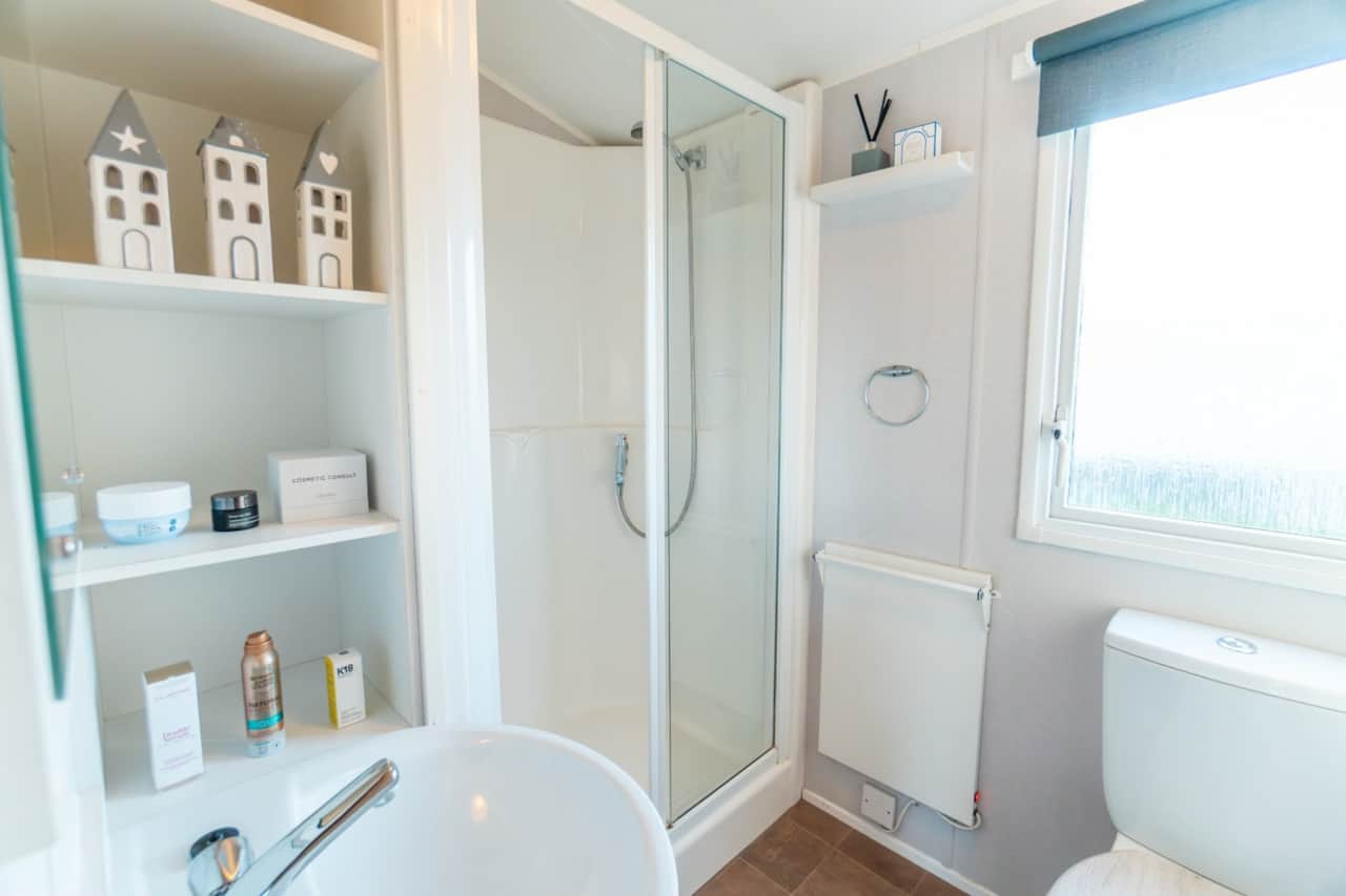 Shower room with shower, toilet and washbasin. Towels are not supplied.
