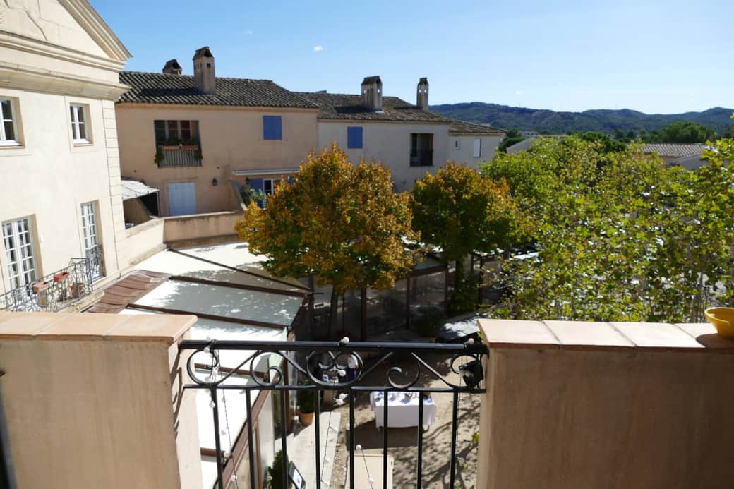 le balcon qui donne sur la place du village