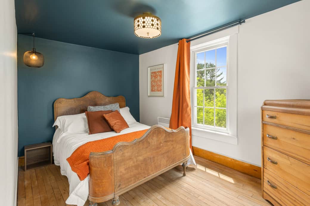 2e étage, chambre avec lit double (en façade, vue montagne)