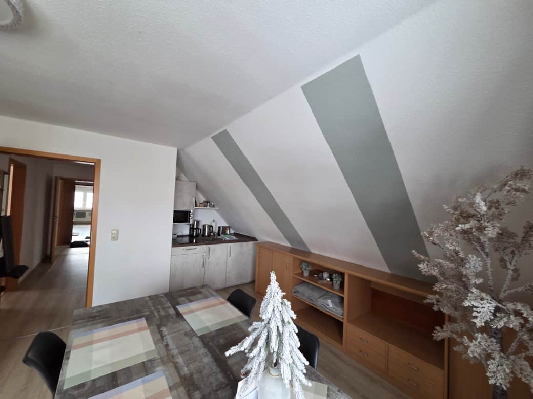 Wohnzimmer mit Essbereich und Küchenzeile Wohnzimmer mit Essbereich und Küchenzeile