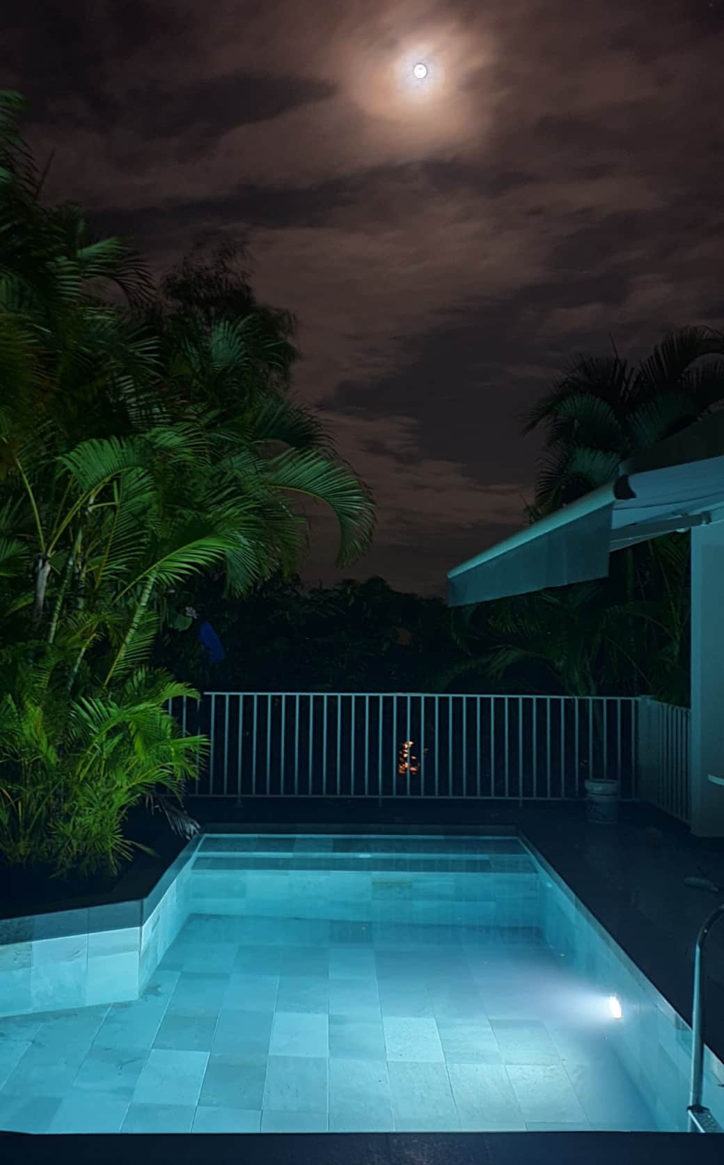 Piscine éclairée de nuit avec vue sur la pleine lune - Villa zeinga sainte anne Piscine éclairée de nuit avec vue sur la pleine lune - Villa zeinga sainte anne