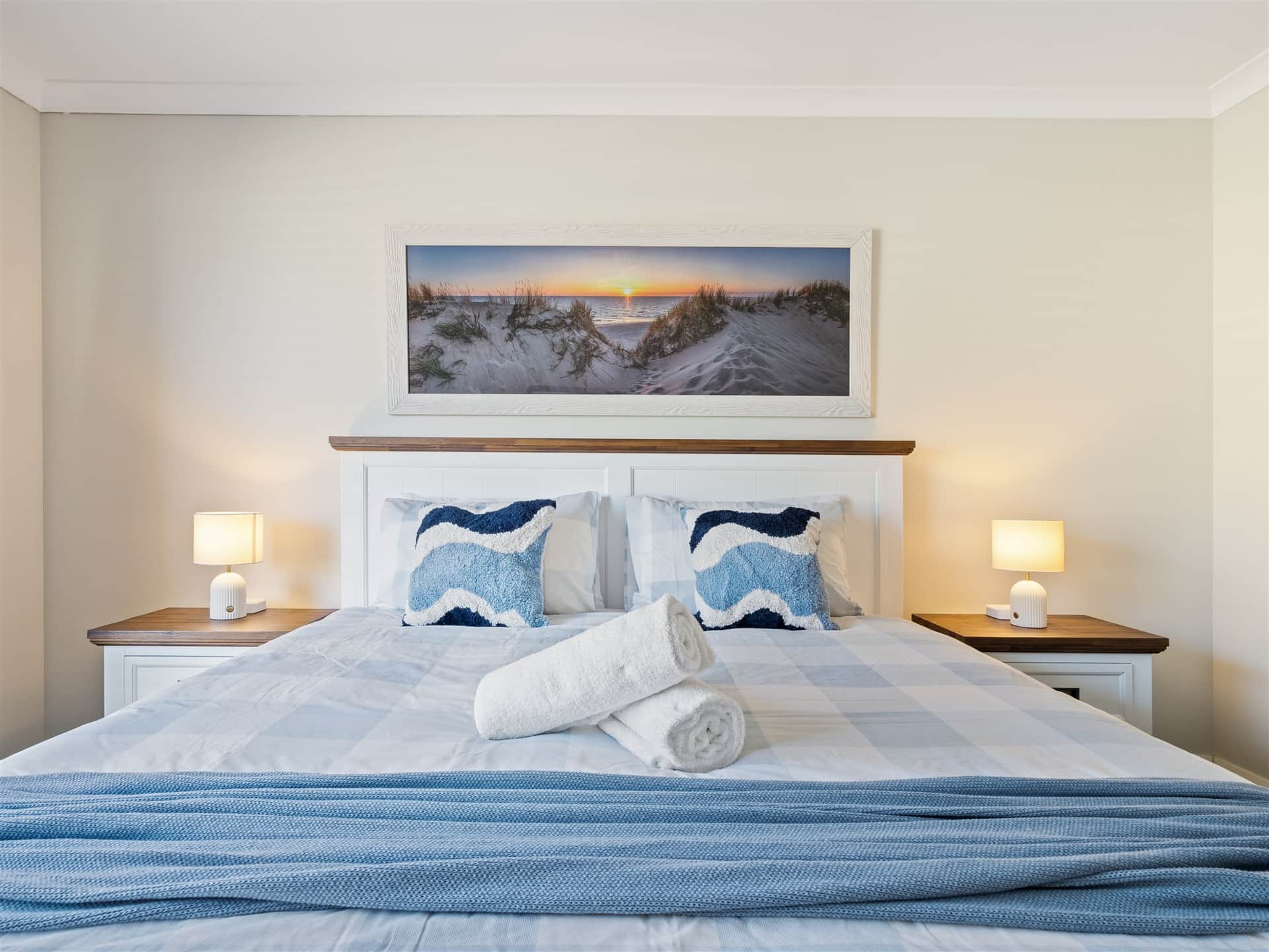 Coastal theme king size bed suite