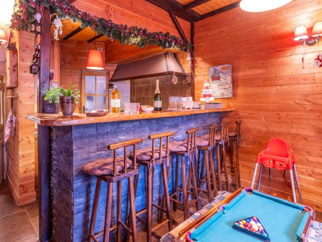 Espace bar , tabourets, endroit idéal pour l'apéritif convivial 