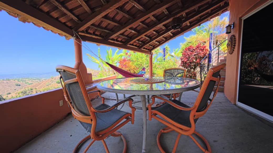 Casa redonda patio day view