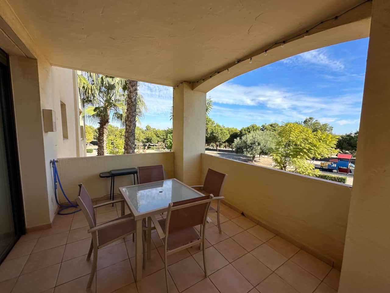 Balcón con mesa de comedor