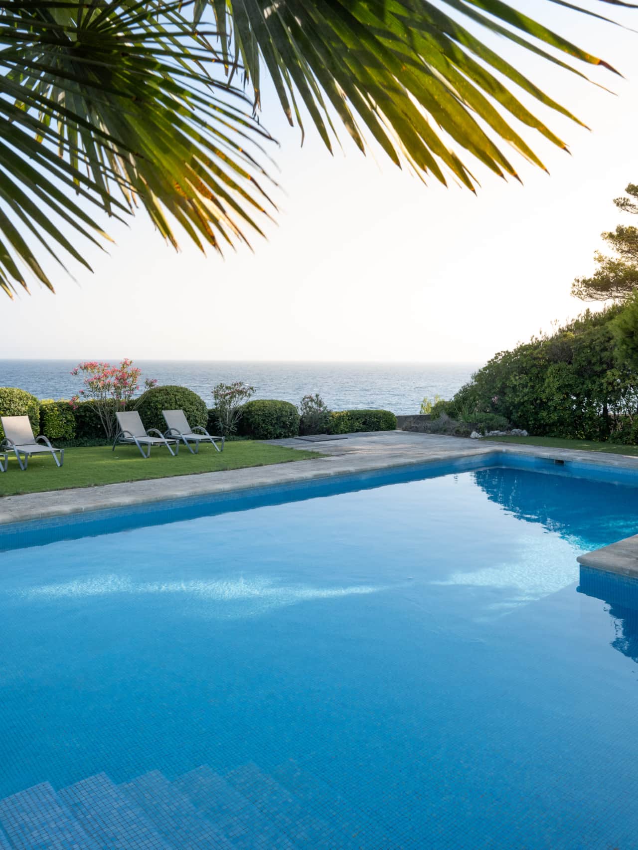 swimming pool, sea view, garden, sun lounger