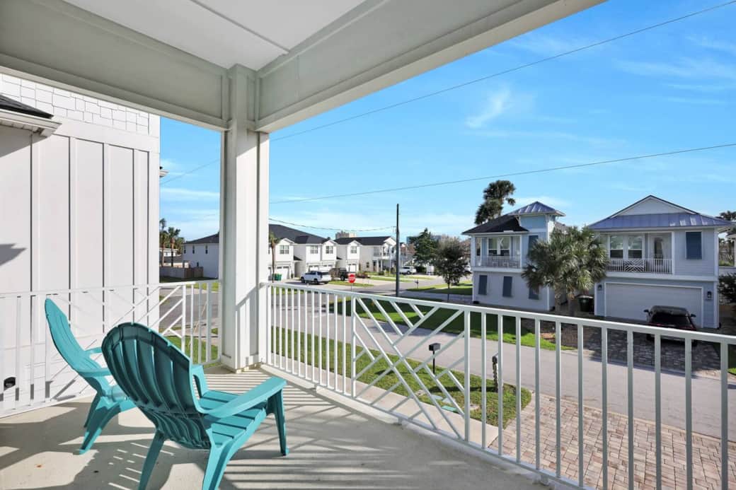 Enjoy the sunrise and shady evenings from the balcony!