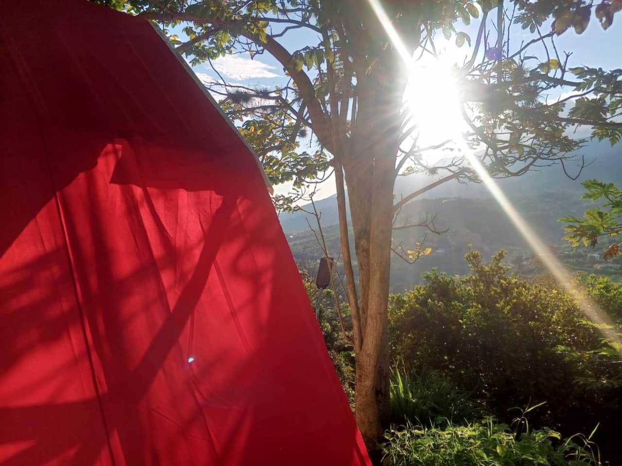 Vista a la montaña cabaña tipi ardilla