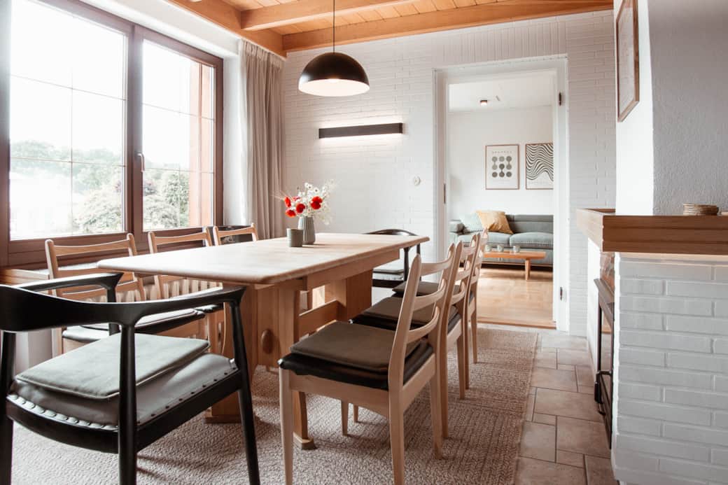 Heller Essbereich mit Zugang zur Terrasse im Ferienhaus Rochlitz