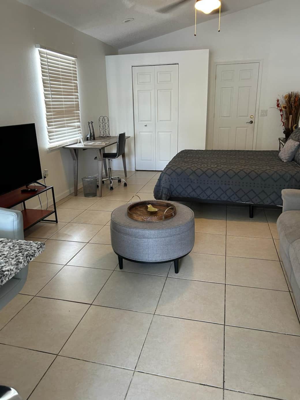 Studio with pouf, workspace, and Smart TV for comfort and entertainment. Lakeland, FL
