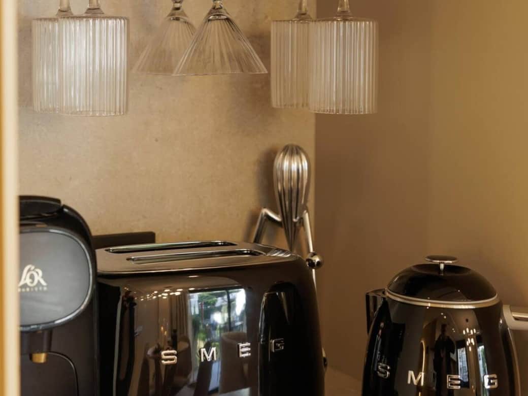 Enjoy the pleasure of preparing your breakfast with designer SMEG appliances. Coffee, tea, toast... every detail is designed for your comfort and visual enjoyment. Start the day with style and quality. Small everyday luxuries that make a difference.